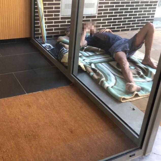 Un dels homes, dormint al carrer Un dels homes, dormint al carrer