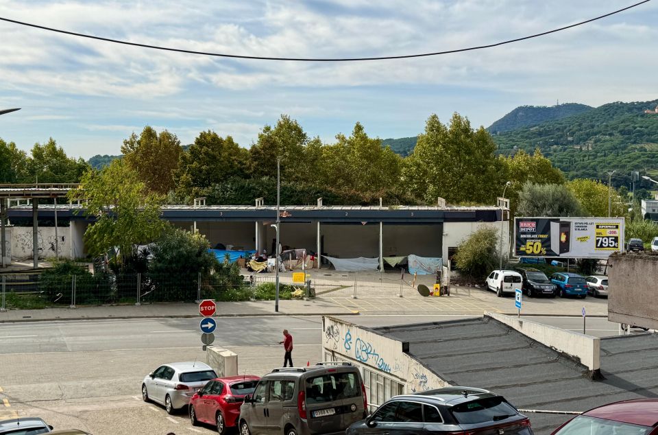 El asentamiento en la antigua gasolinera del barrio de Cerdanyola de Mataró. Foto: R. G. El asentamiento en la antigua gasolinera del barrio de Cerdanyola de Mataró. Foto: R. G.