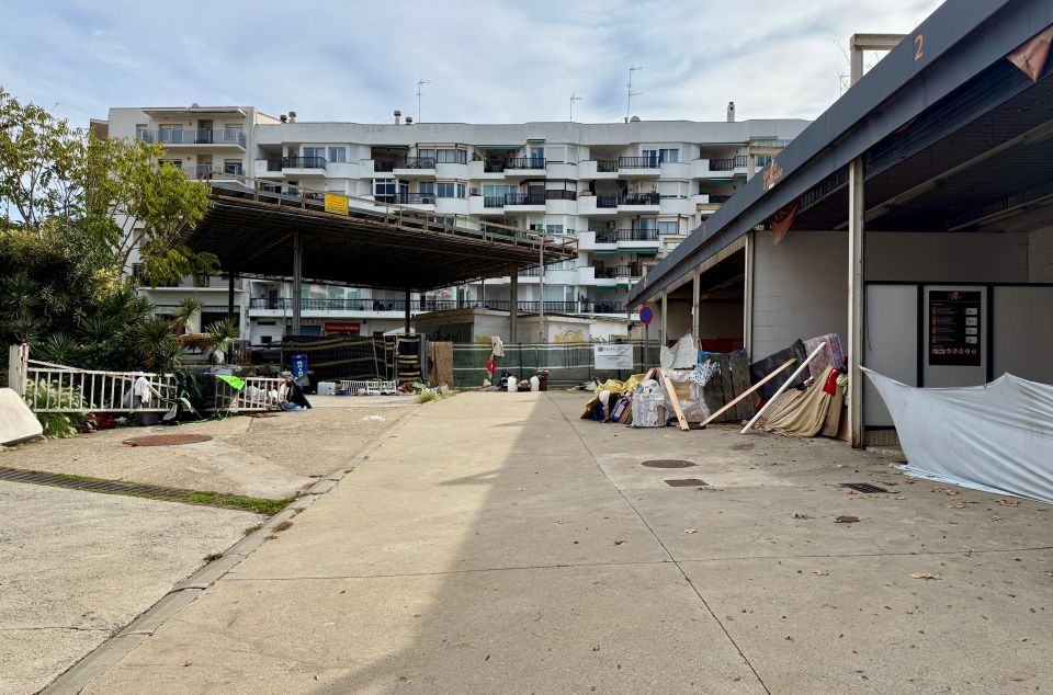 El asentamiento en la antigua gasolinera del barrio de Cerdanyola de Mataró. Foto: R. G. El asentamiento en la antigua gasolinera del barrio de Cerdanyola de Mataró. Foto: R. G.