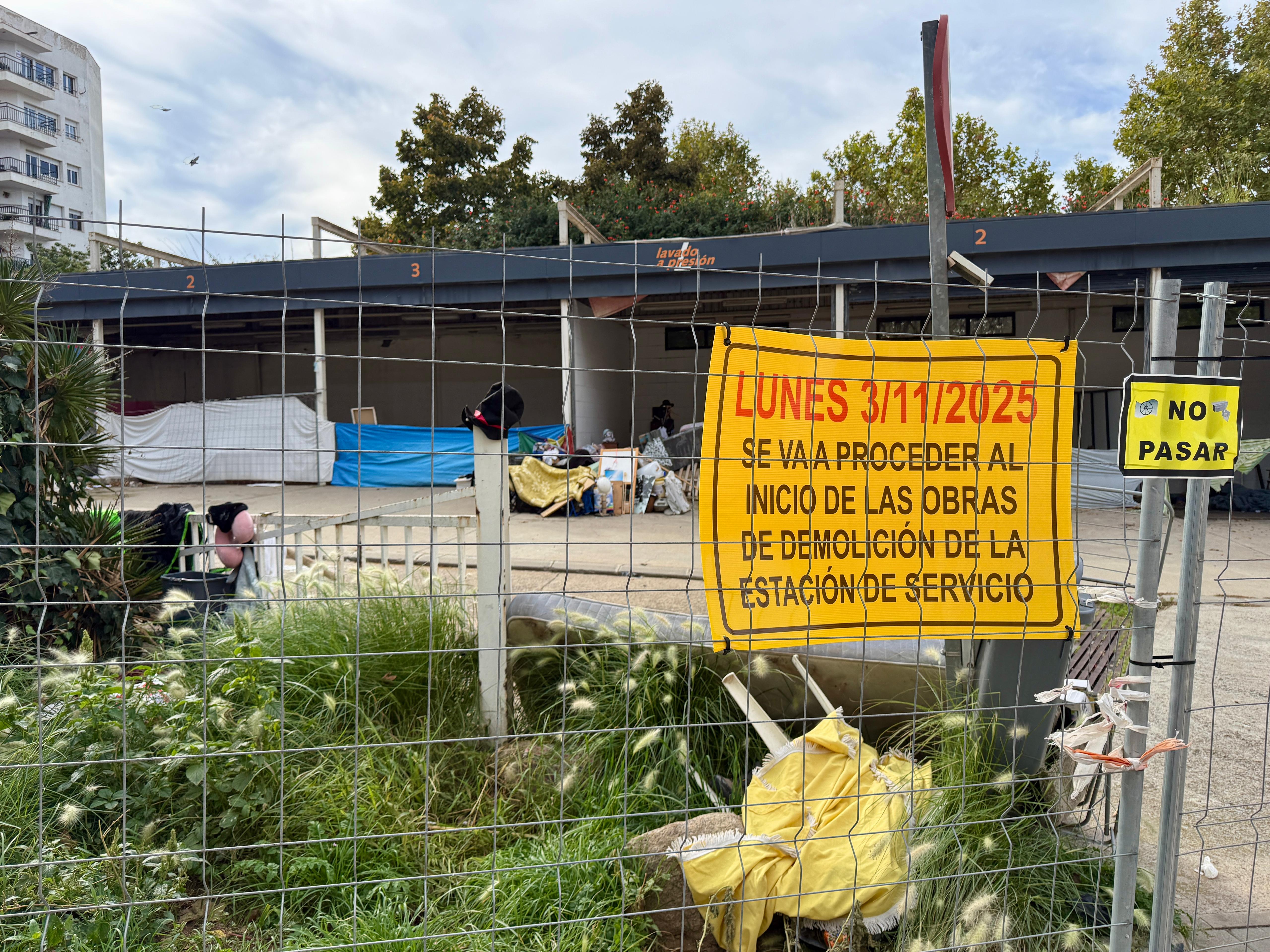 El asentamiento, con el cartel de aviso de la demolición. Foto: R. G.  El asentamiento, con el cartel de aviso de la demolición. Foto: R. G.