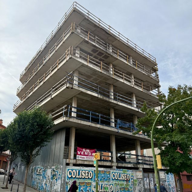L'edifici esquelet, imponent, vist des de l'Avinguda de Puig i Cadafalch. Foto: R. Gallofré L'edifici esquelet, imponent, vist des de l'Avinguda de Puig i Cadafalch. Foto: R. Gallofré