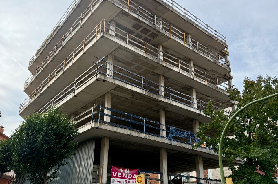 El edificio esqueleto, imponente, visto desde la Avenida de Puig i Cadafalch. Foto: R. Gallofré