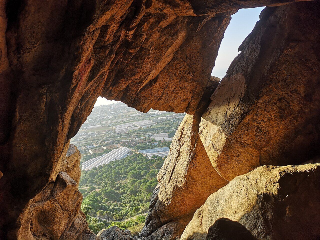 Cova de les Encantades o de les Bones Dones. Foto: Quico Iglesias - Wikimedia Commons