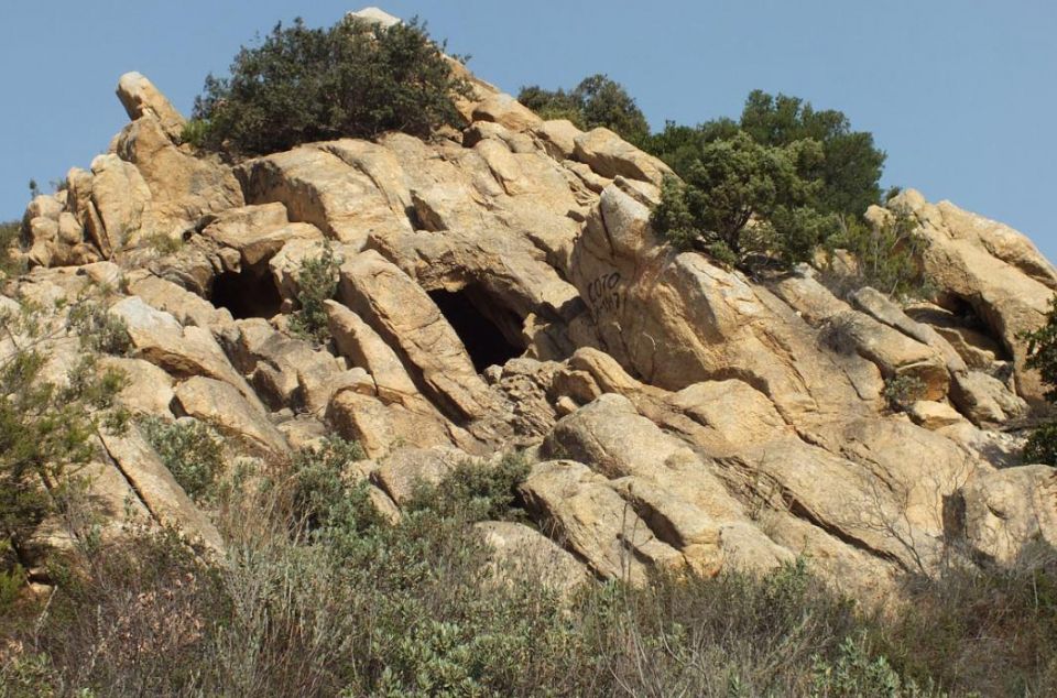 Vista exterior de la cova. Foto Agrupe