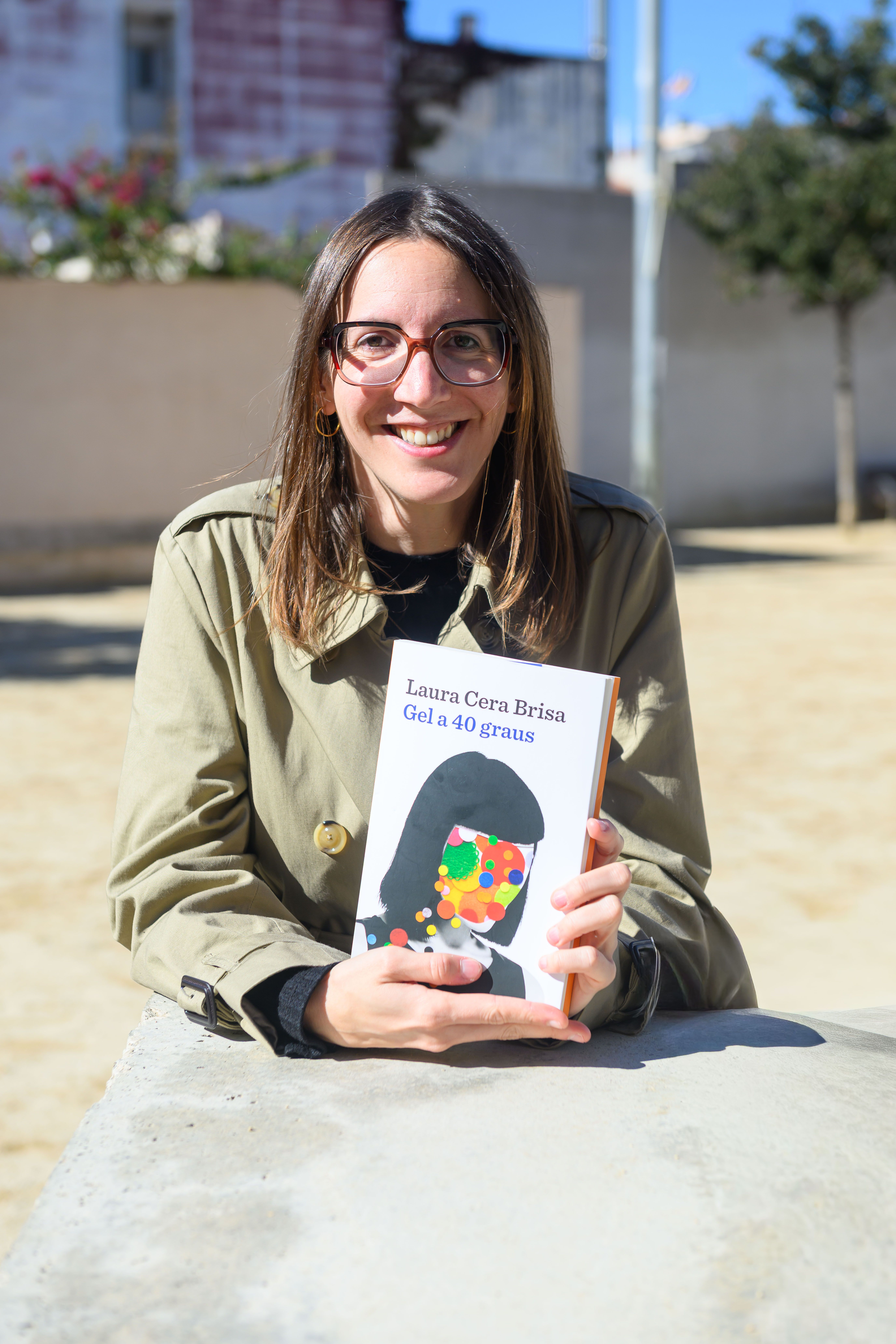 Laura Cera con su libro 'Gel a 40 graus'