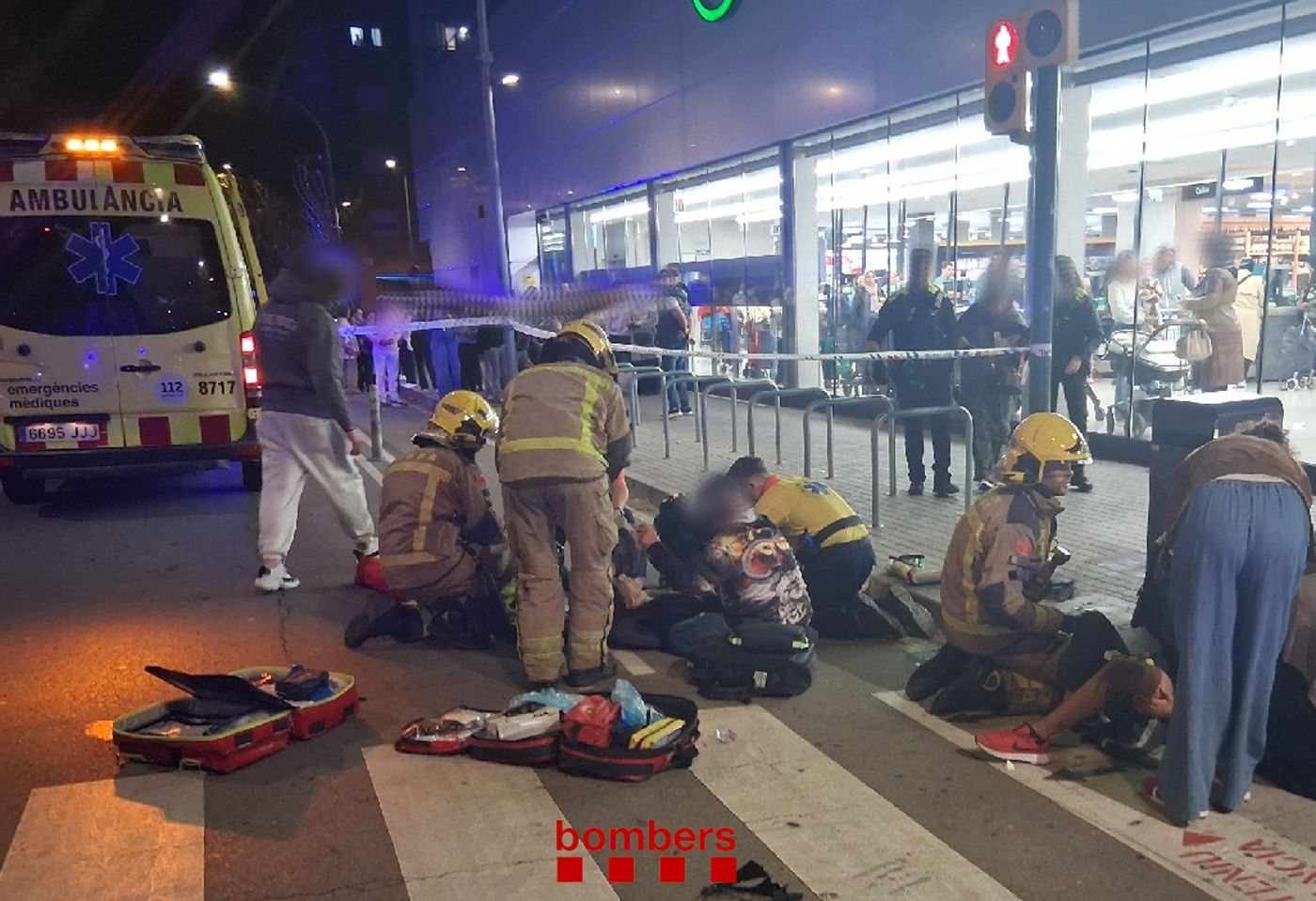 Atenció a les persones ferides a causa de l'accident. Foto: Bombers