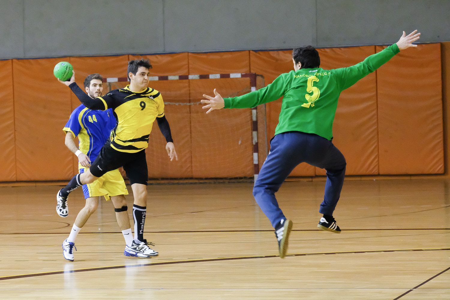 Un instante del partido. Foto: R.Gallofré