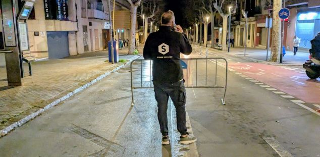 Seguretat privada tallant un carrer a Mataró Seguretat privada tallant un carrer a Mataró