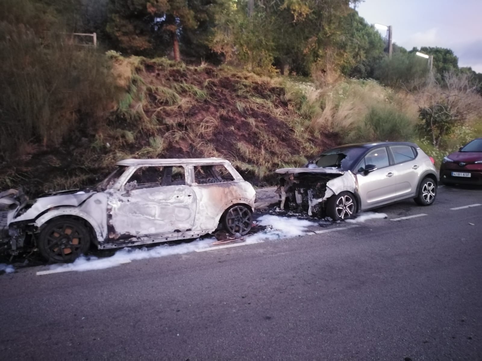 Cotxes cremats de matinada. Foto: M. G.