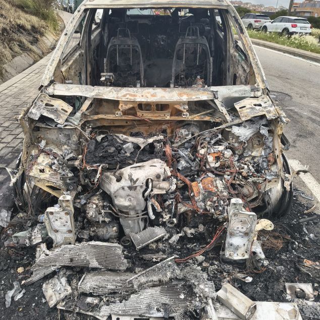 El coche ha quedado totalmente calcinado El coche ha quedado totalmente calcinado