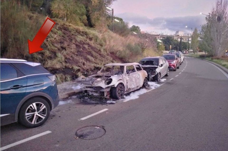 Vehículos quemados la noche anterior, y a su lado, el Peugeot que ha aparecido calcinado Vehículos quemados la noche anterior, y a su lado, el Peugeot que ha aparecido calcinado