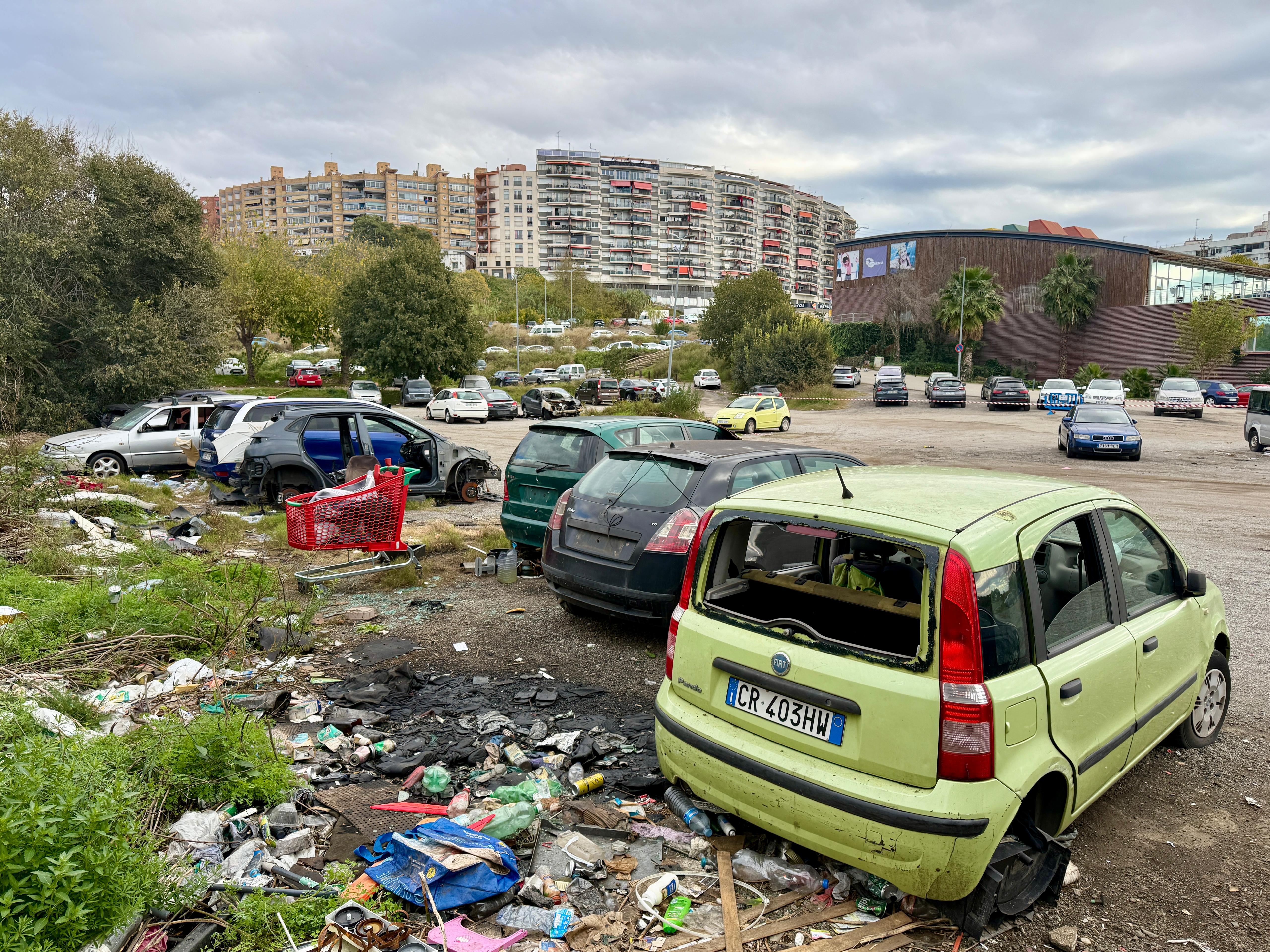 Cotxes abondonats a l'aparcament del Sorrall. Foto: R. G. 