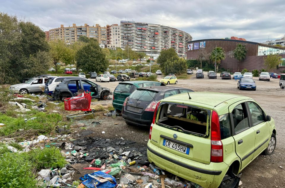 Cotxes abondonats a l'aparcament del Sorrall. Foto: R. G. Cotxes abondonats a l'aparcament del Sorrall. Foto: R. G.
