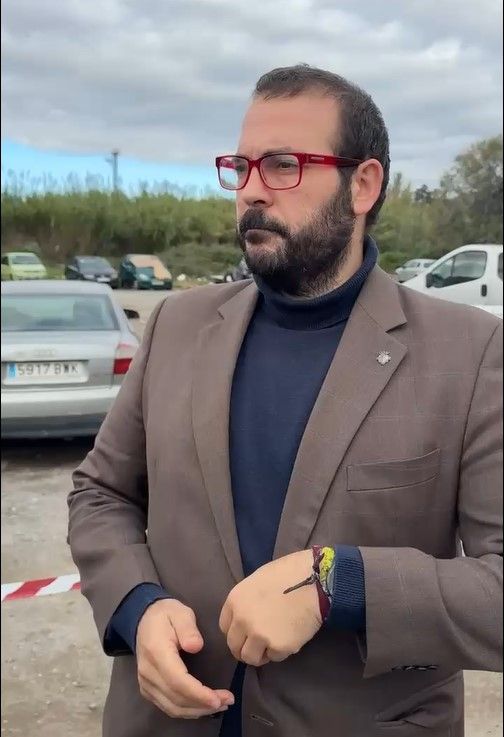 Bote en el aparcamiento del Sorrall Bote en el aparcamiento del Sorrall