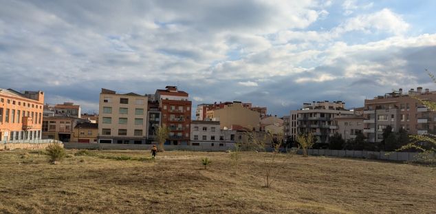 Desbrossant el solar de Can Fàbregas. Foto: Cugat C. Desbrossant el solar de Can Fàbregas. Foto: Cugat C.