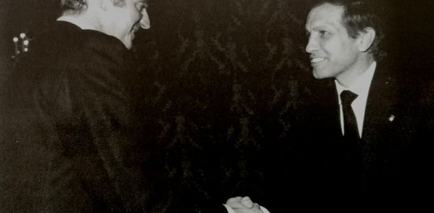 Trobada entre el rei Joan Carles i l’alcalde de Mataró, Francesc Robert Graupera, amb motiu de la primera visita del monarca a Catalunya (1976). Font: PUNSOLA VILAR, Albert (2006). Converses amb Francesc Robert Graupera. La Transició des de l'alcaldia de Mataró 1973-1977 Trobada entre el rei Joan Carles i l’alcalde de Mataró, Francesc Robert Graupera, amb motiu de la primera visita del monarca a Catalunya (1976). Font: PUNSOLA VILAR, Albert (2006). Converses amb Francesc Robert Graupera. La Transició des de l'alcaldia de Mataró 1973-1977