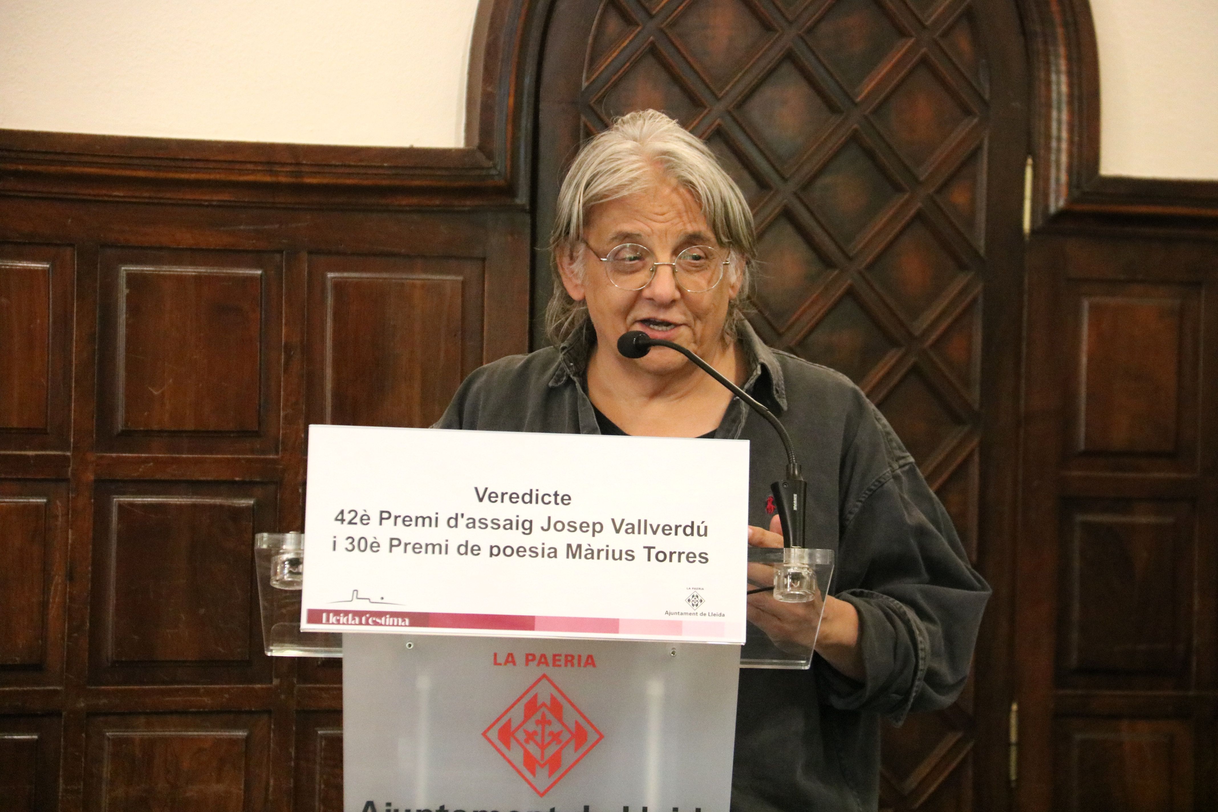 Joan Carles González en el moment de rebre el premi.