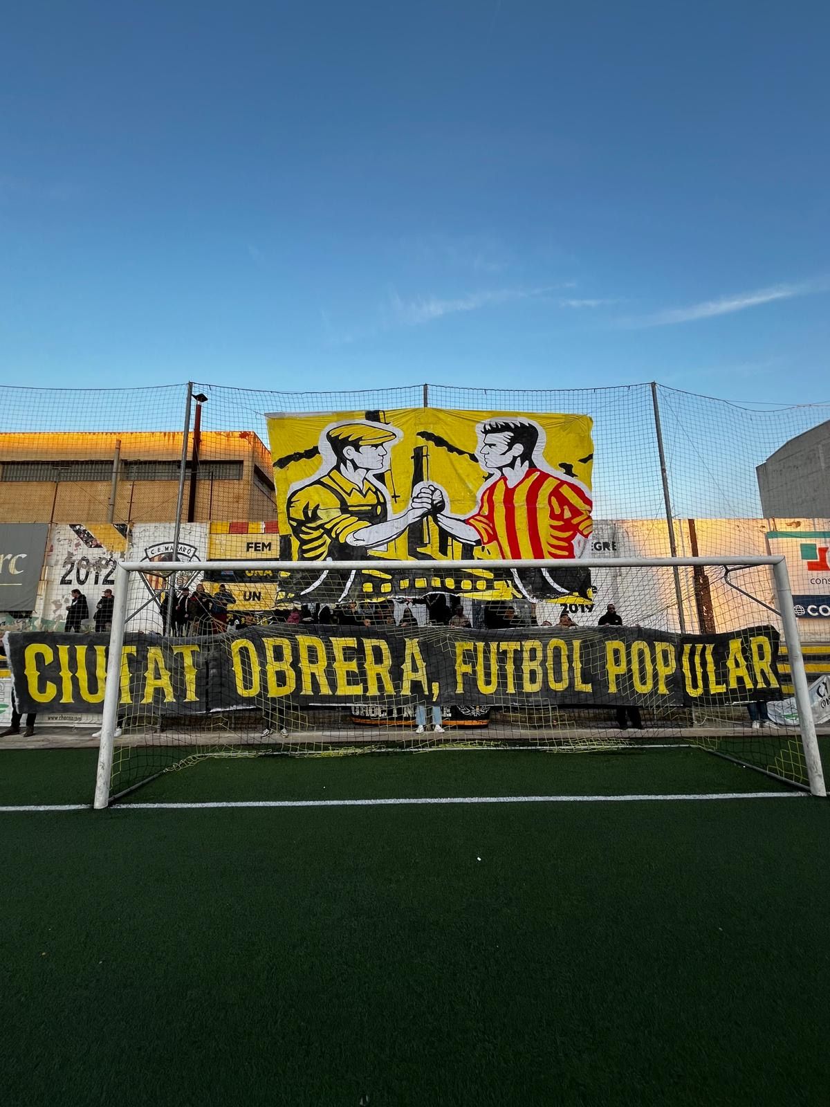 Mural de l'Eixam groc i negr en el derbi Mataró Cirera.