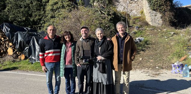 Aymerich, al centre, amb part de l'equip i autoritats locals. Foto: ACN