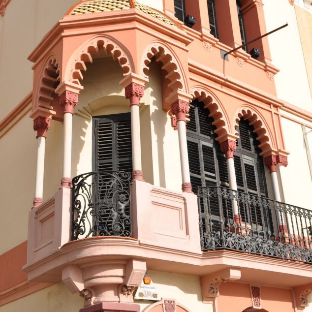 Detalle de la Casa de Cultura o la Casa Sensat Pagès