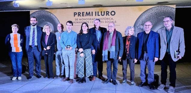 Foto de família d'autoritats, jurat i guanyadors del Premi Iluro