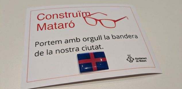 El pin amb la bandera de Mataró amb el que s'obsequiava els assistents El pin amb la bandera de Mataró amb el que s'obsequiava els assistents
