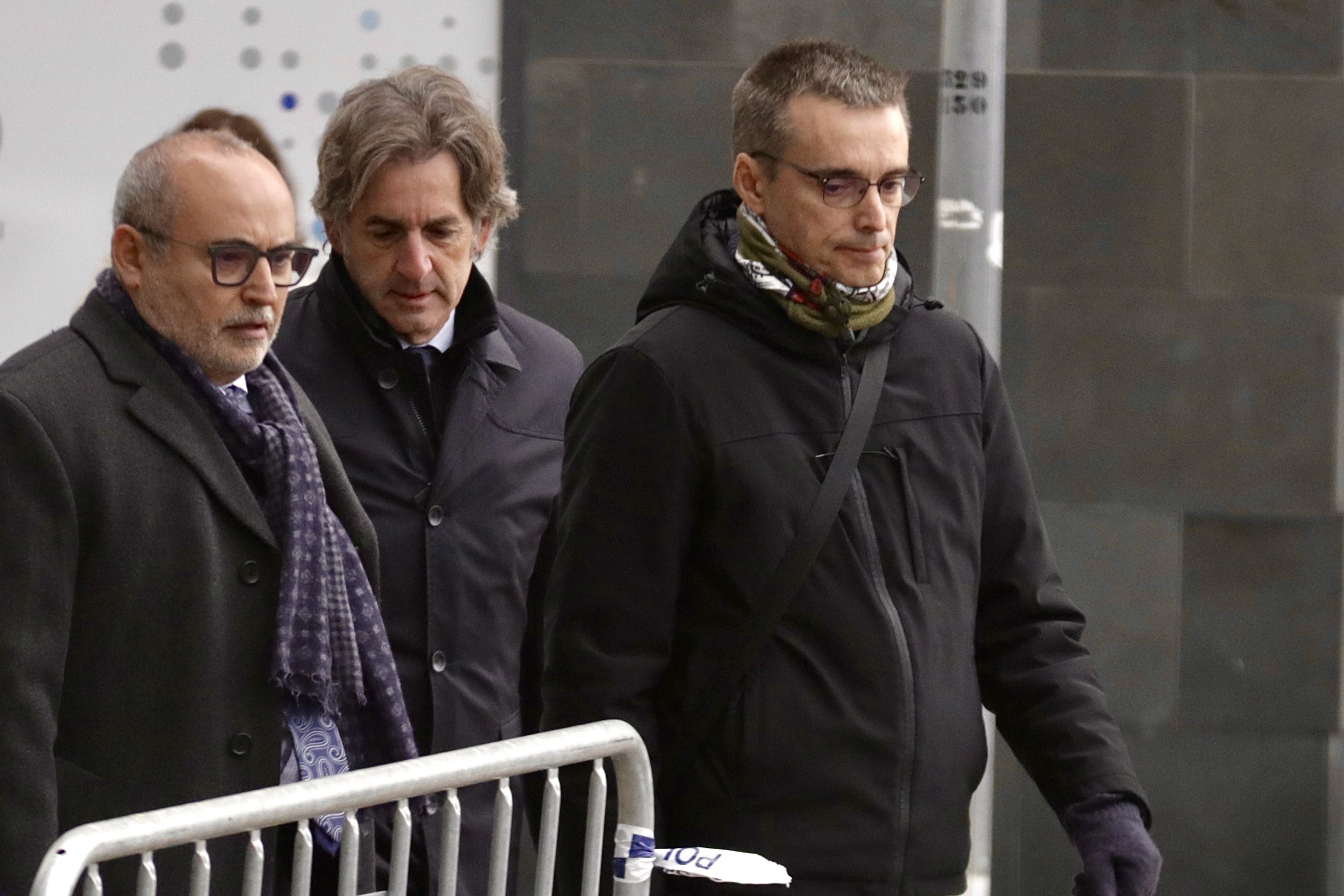 Laiglesia, con sus abogados, llegando a los juzgados. Foto: ACN