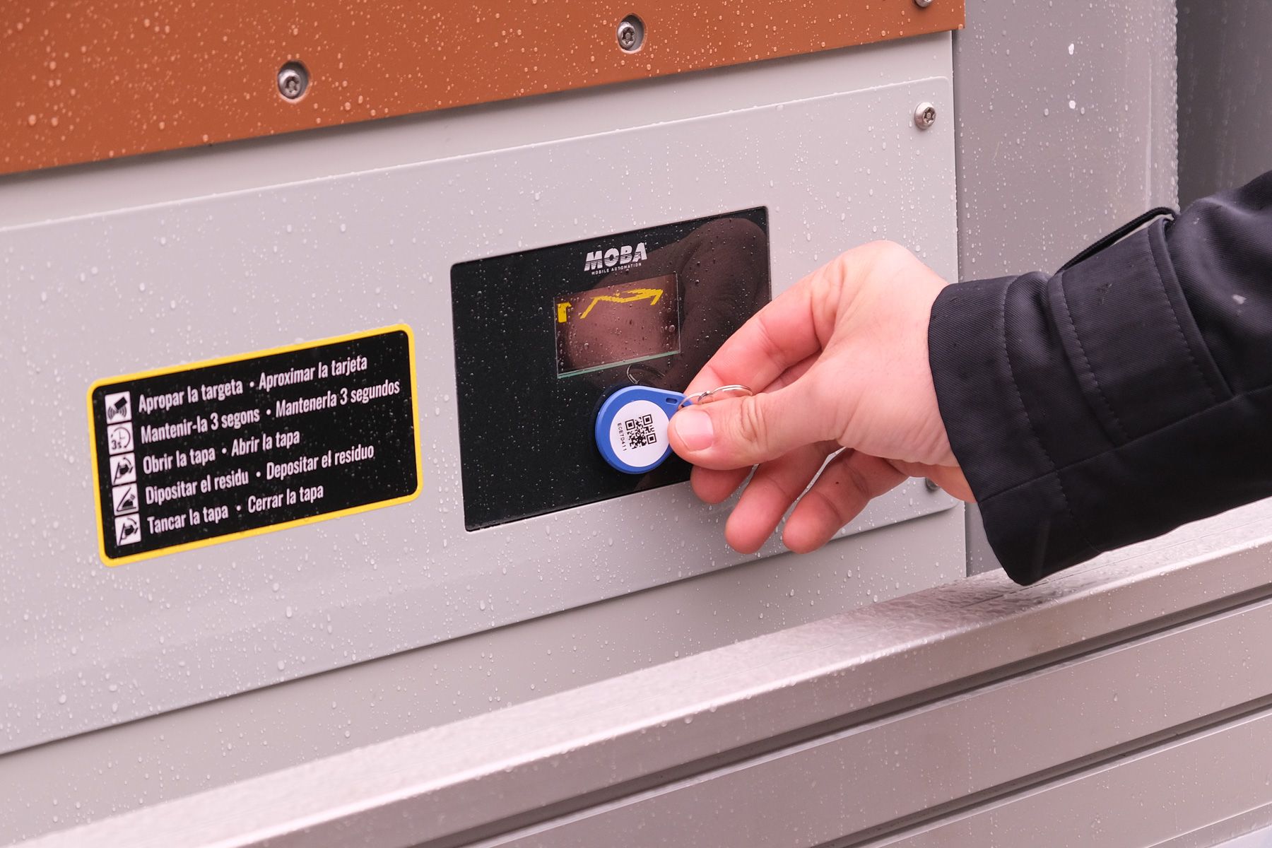 El sistema de apertura de contenedores, con un llavero chip