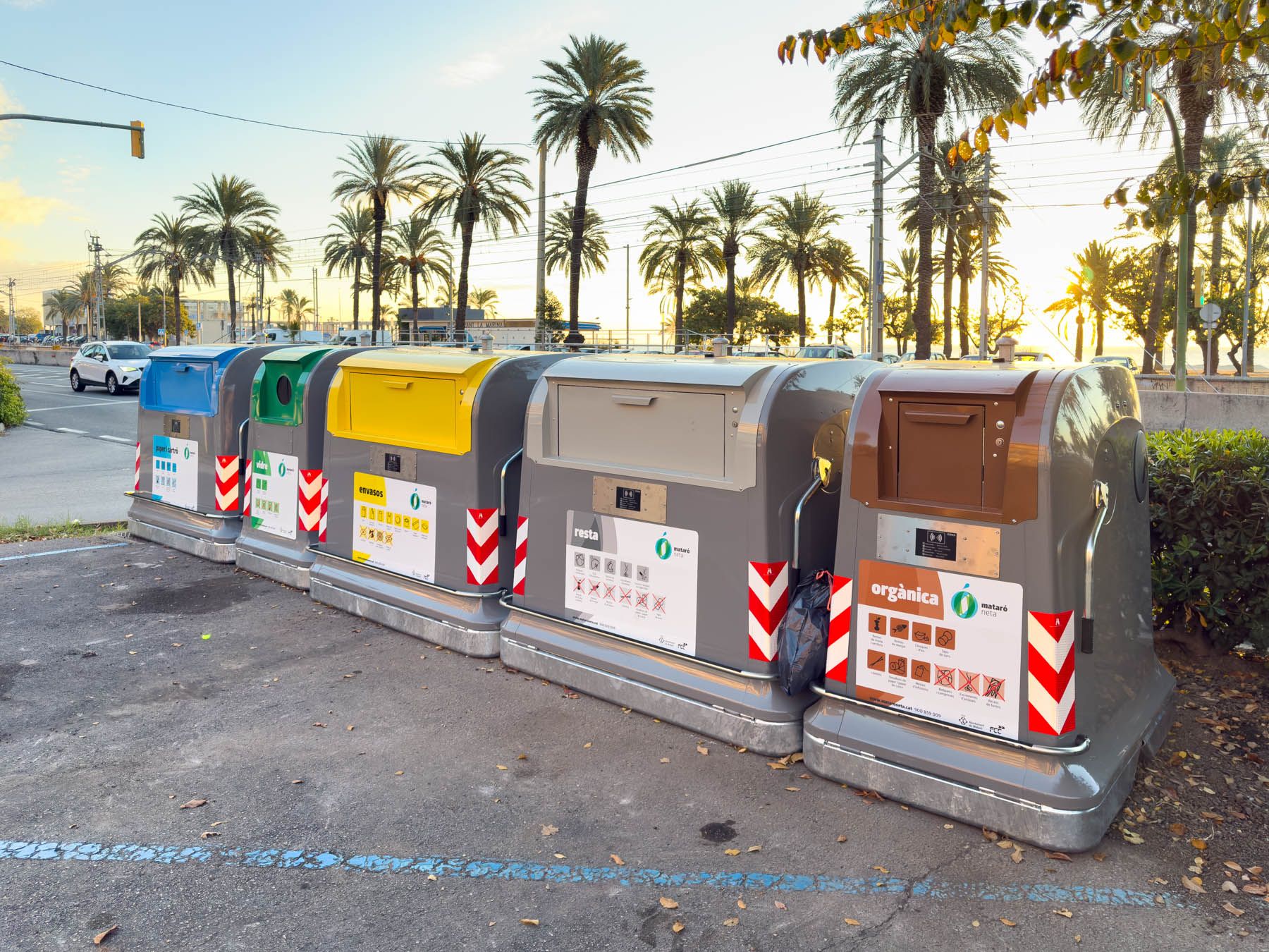 Nous contenidors a l'Avinguda Maresme de Mataró. Foto: R.Gallofré