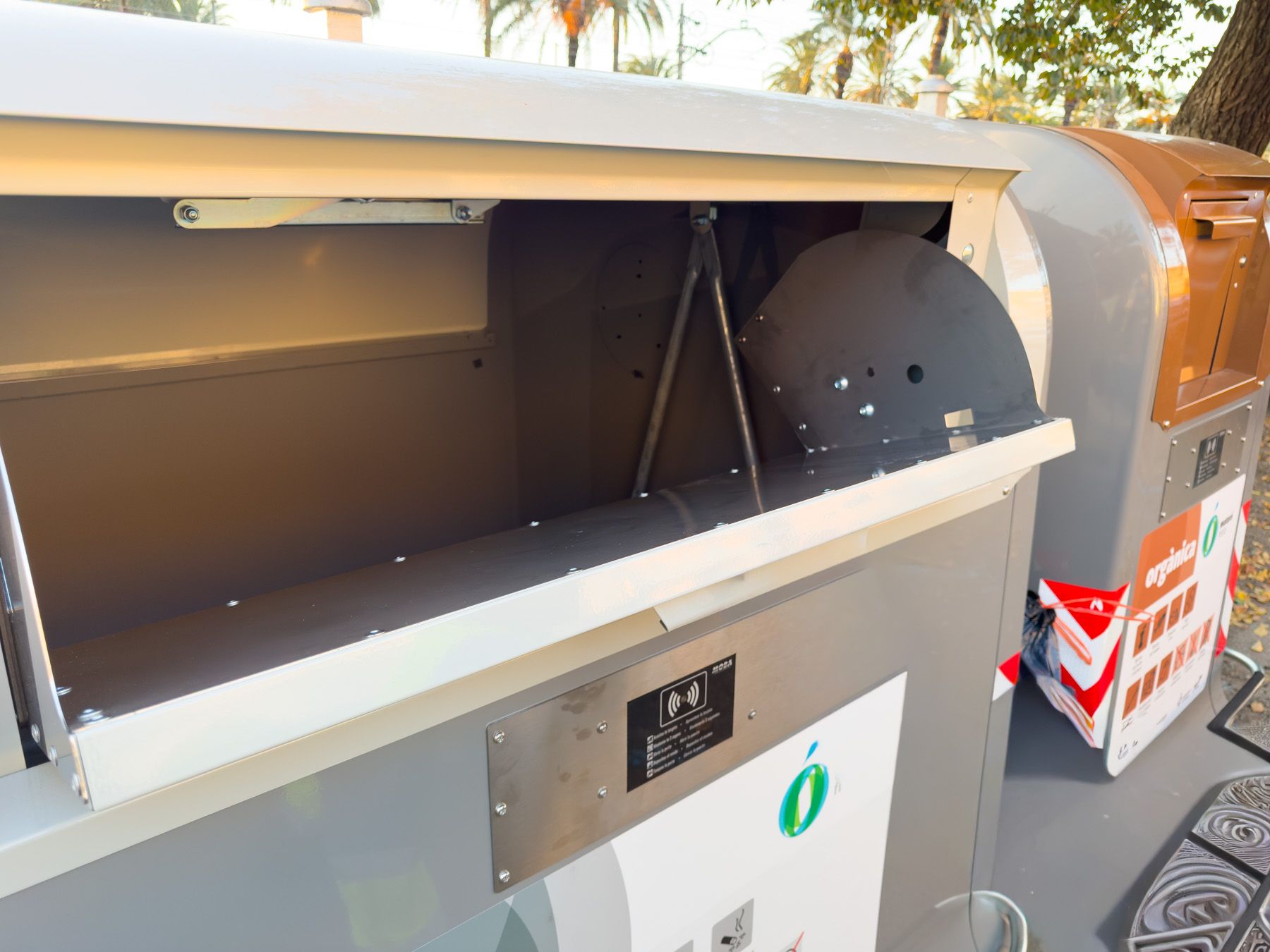 Nous contenidors a l'Avinguda Maresme. Foto: R.Gallofré Nous contenidors a l'Avinguda Maresme. Foto: R.Gallofré