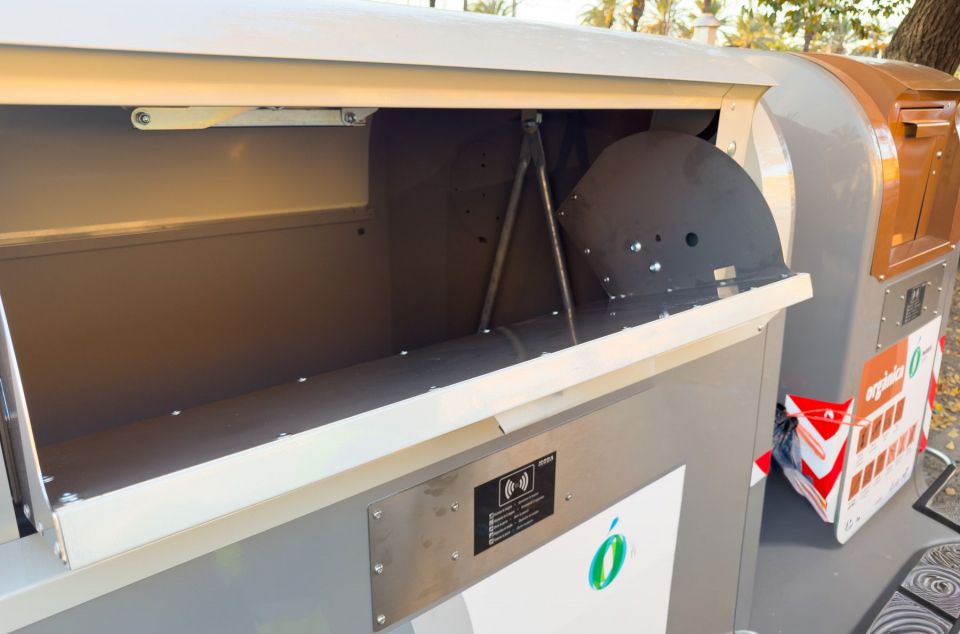 Nous contenidors a l'Avinguda Maresme. Foto: R.Gallofré