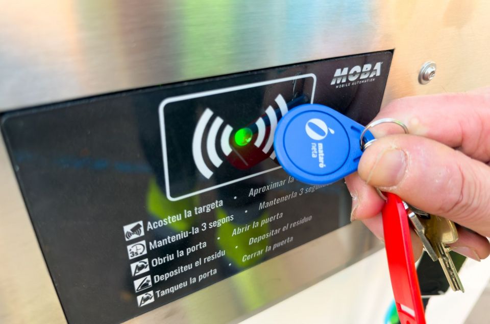 Nous contenidors a l'Avinguda Maresme. Foto: R.Gallofré