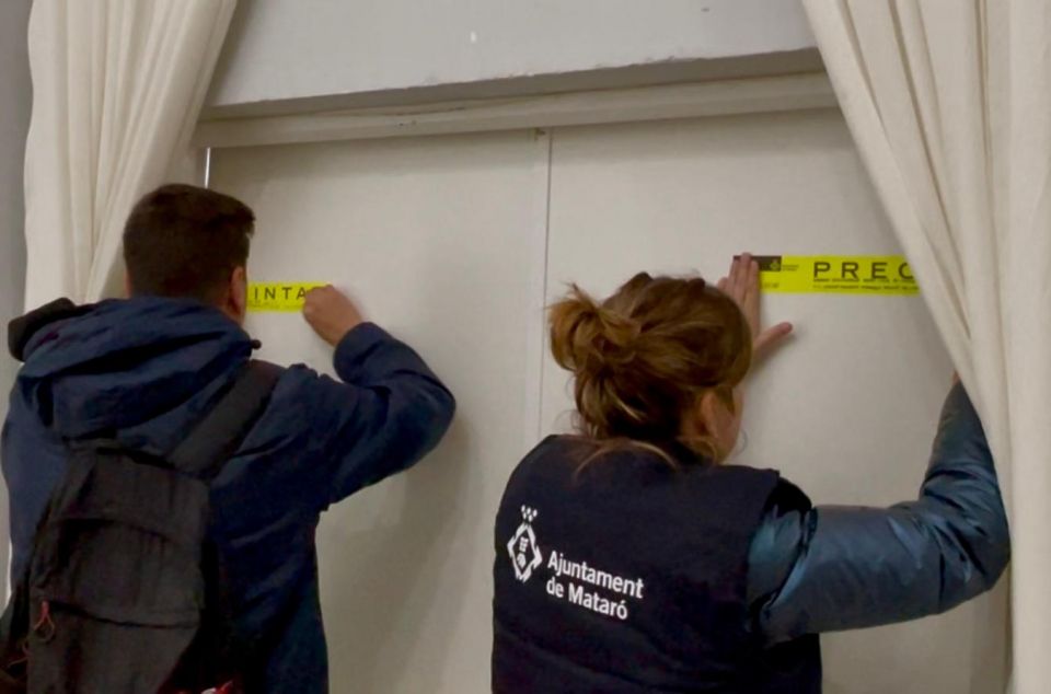 La Policía precinta la sala. Foto Ajuntament de Mataró