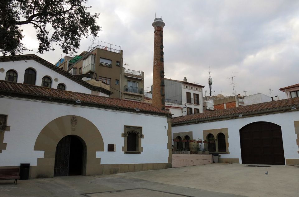 L'antiga fàbrica del Calisay, avui un centre cultural L'antiga fàbrica del Calisay, avui un centre cultural