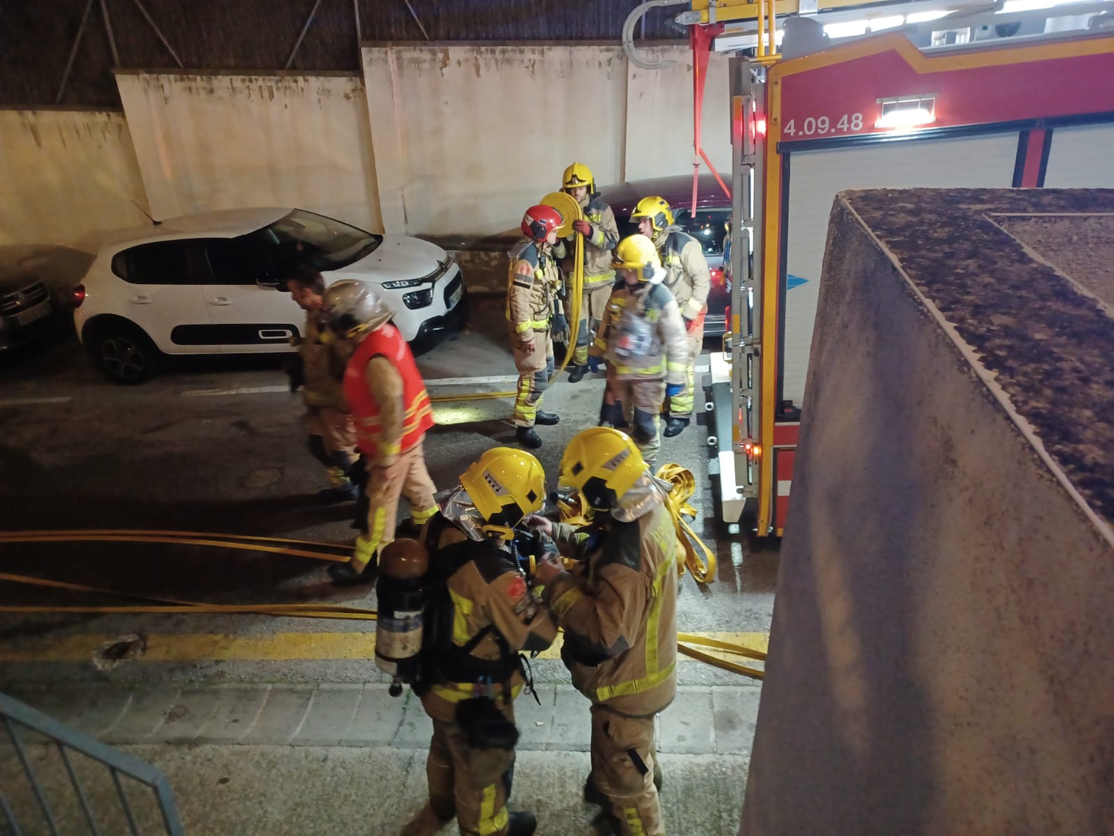 Bombers a l'immoble d'Arenys de Mar. Foto: Cedida
