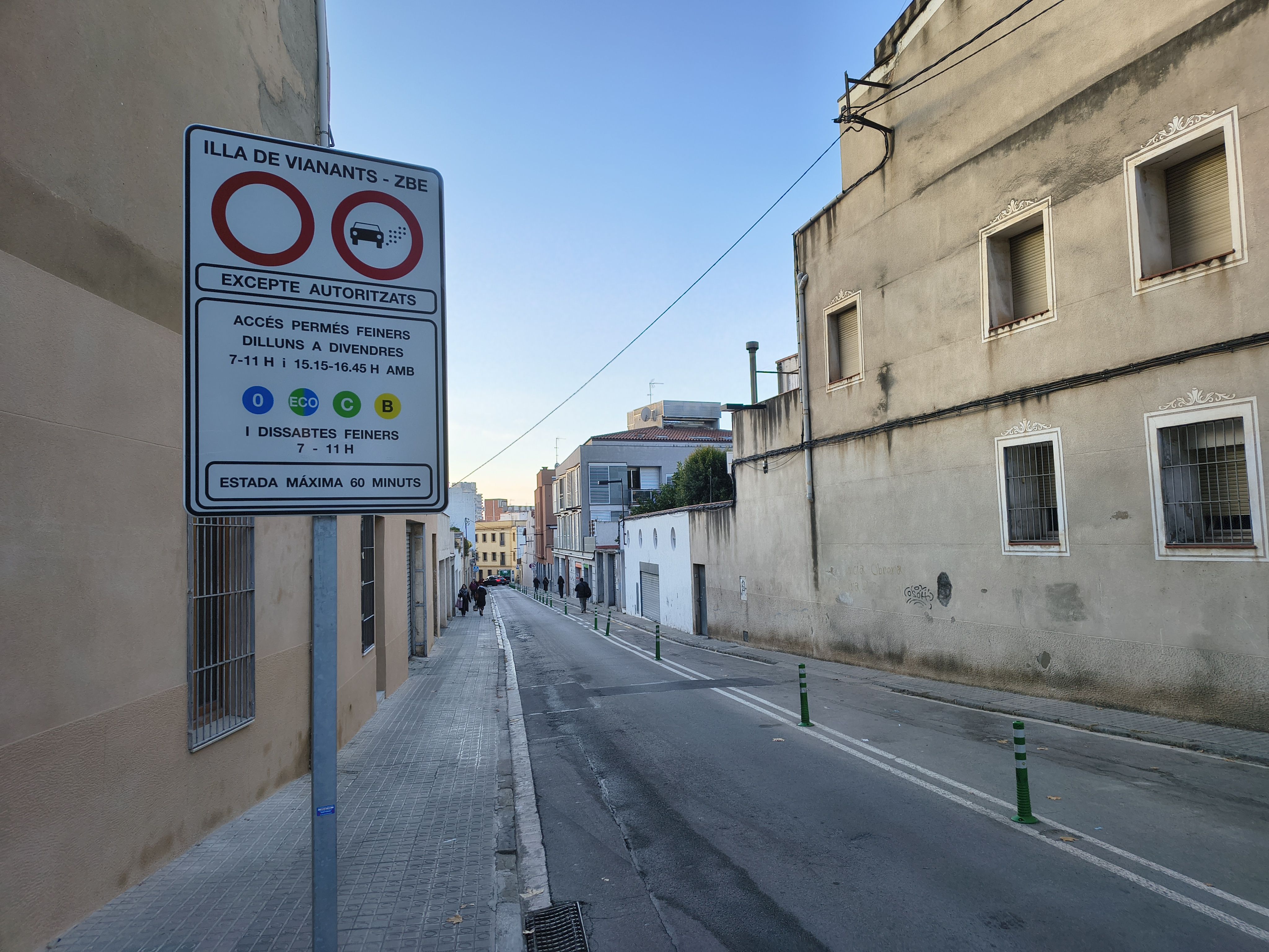 Cartel de la ZBE en el centro de Mataró