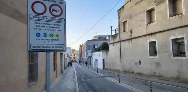 Cartell de la ZBE al centre de Mataró. Foto: V. B. 