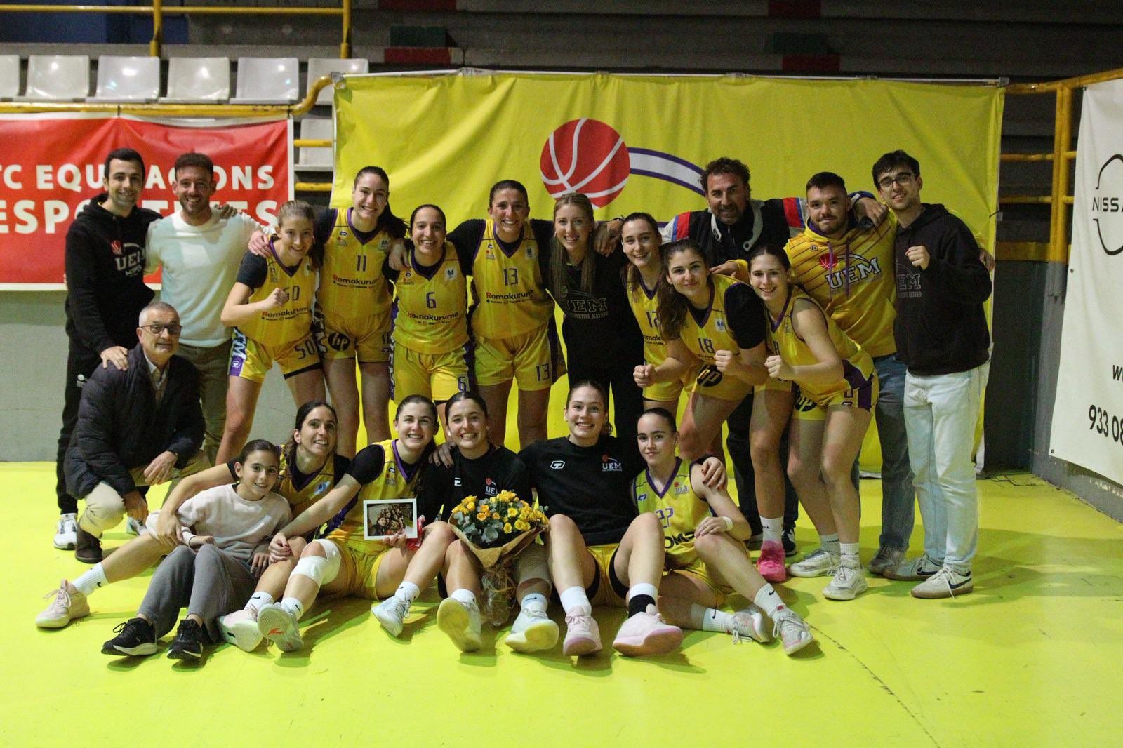 Les jugadores de Mataró celebren la victòria.