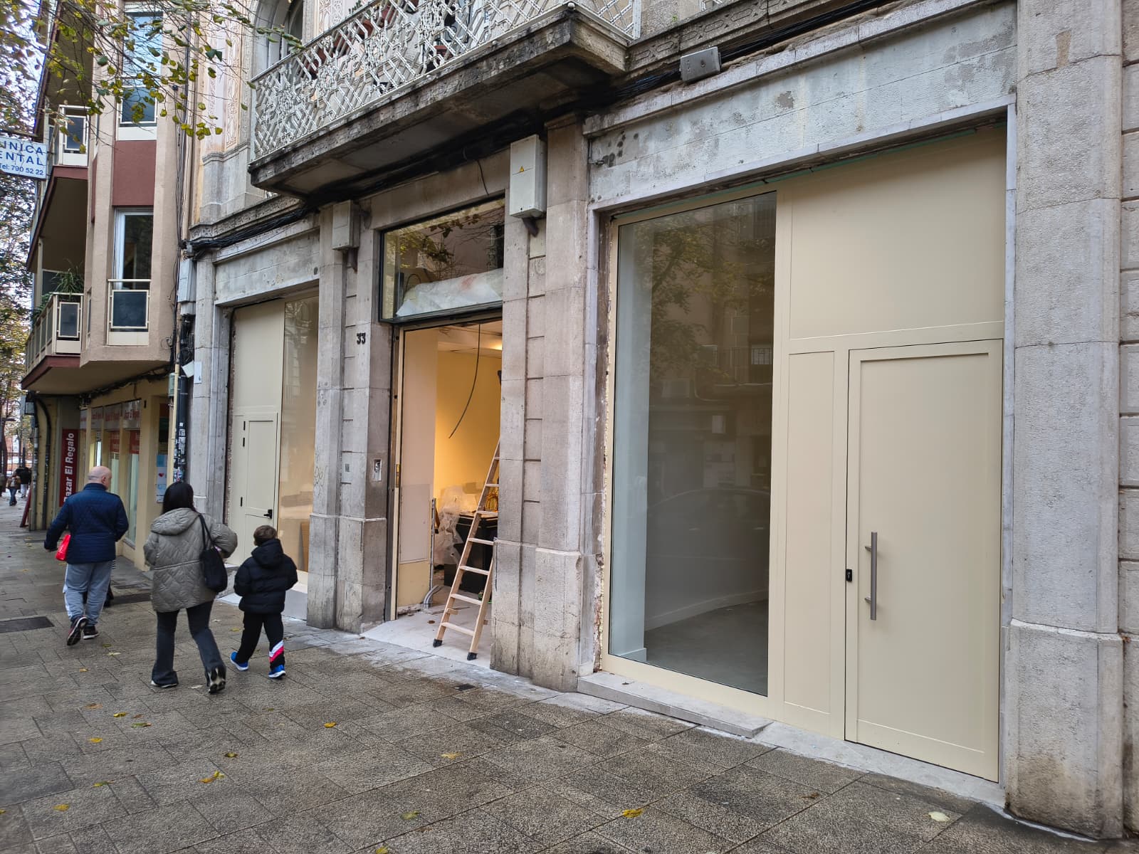 Treballs d'adequació del local de l'antiga Benetton a La Ríera, que acollirà un PrimaPrix