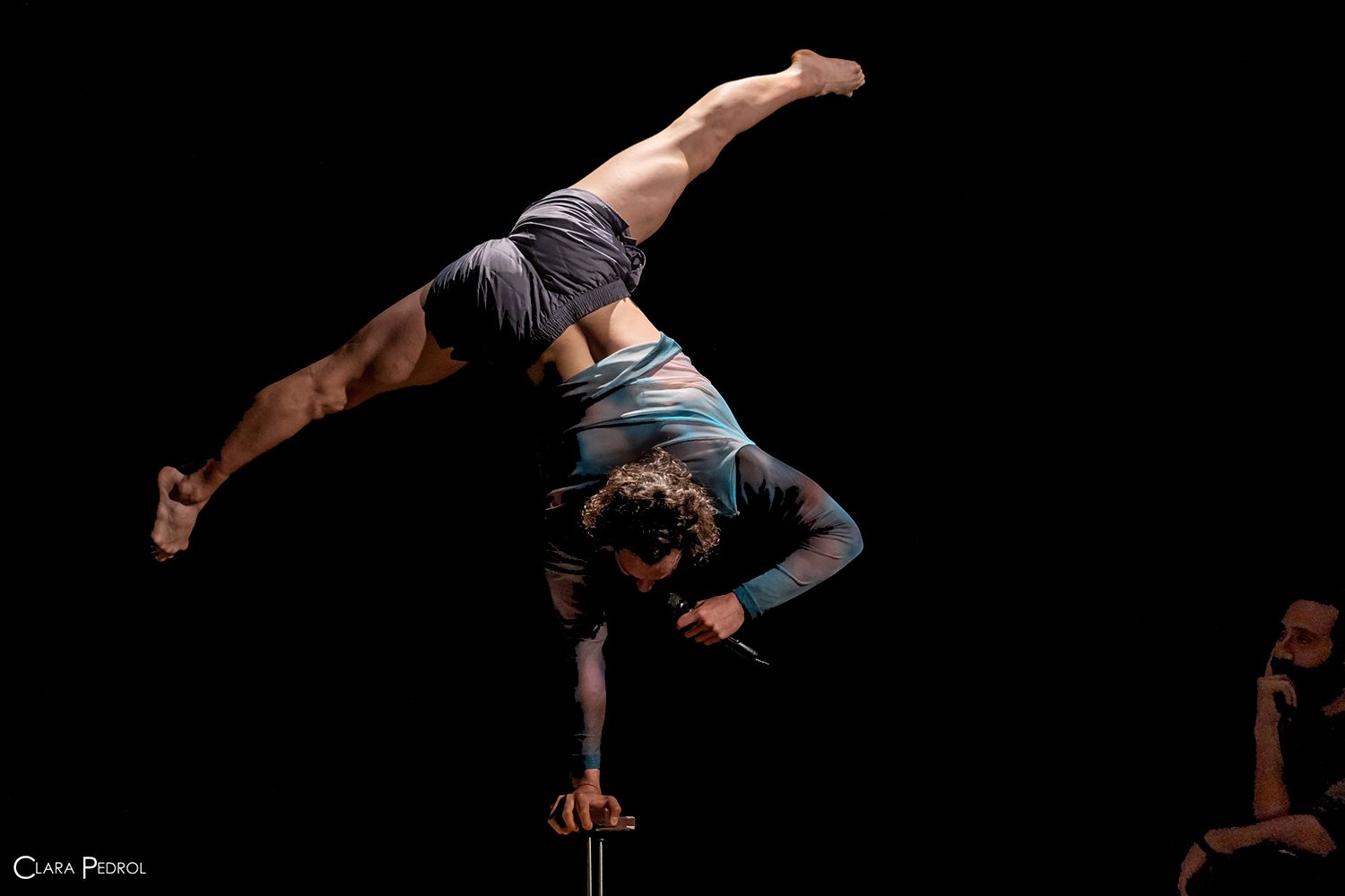 Les verticals i contorsions de Juan Carlos Panduro, al nou Circ de Nadal de Mataró