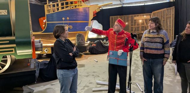 Las directoras de la Cabalgata con Belluguet, uno de los nuevos personajes.