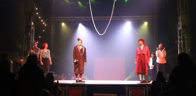 Saludo final - Circo de Navidad de Mataró. Foto: Erin Bassa Saludo final - Circo de Navidad de Mataró. Foto: Erin Bassa