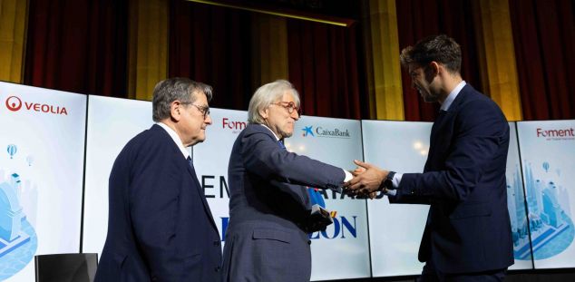 recogiendo premio recogiendo premio