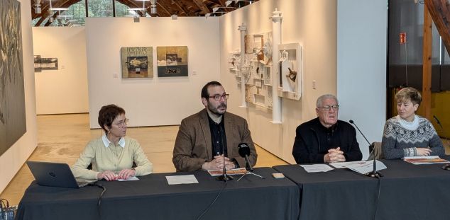 David Bote i Lluís Bassat, al centre, en la presentació de l'Any Gaudí David Bote i Lluís Bassat, al centre, en la presentació de l'Any Gaudí