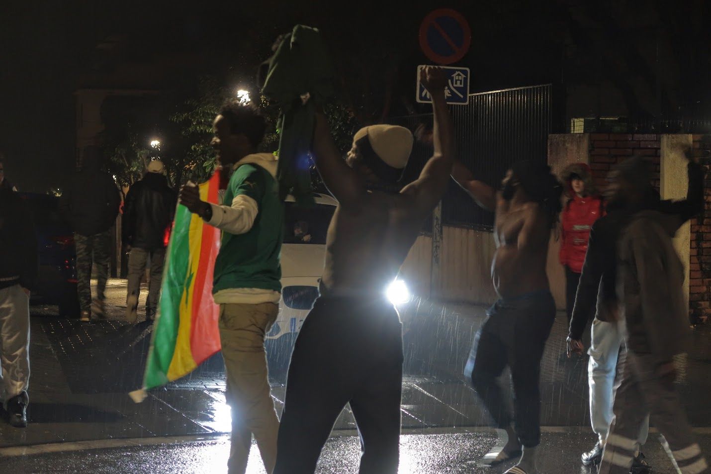 La celebración de la victoria por parte de la afición senegalesa en Mataró. Foto: J. M. 