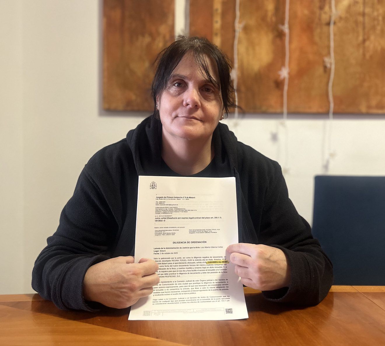 La Regina, amb l'orde de desnonament. Foto: Sïndicat d'Habitatge