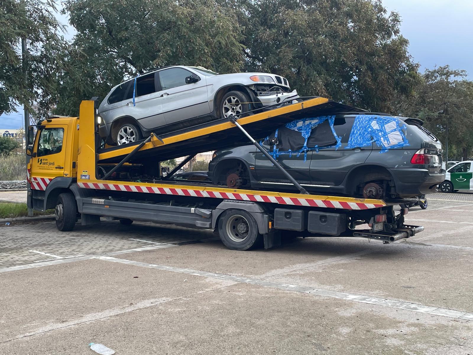 Retirada de cotxes abandonats de l'aparcament de Rocafonda. Foto: Policia Local