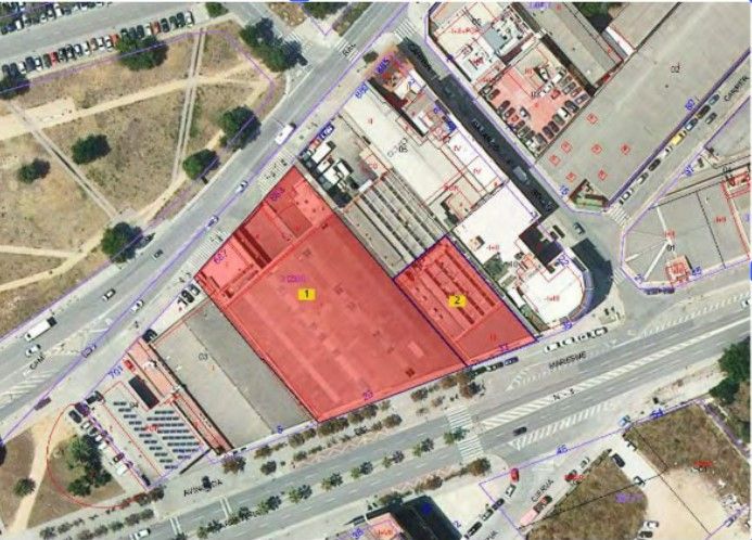El solar donde se construirá el supermercado, en las antiguas cocheras