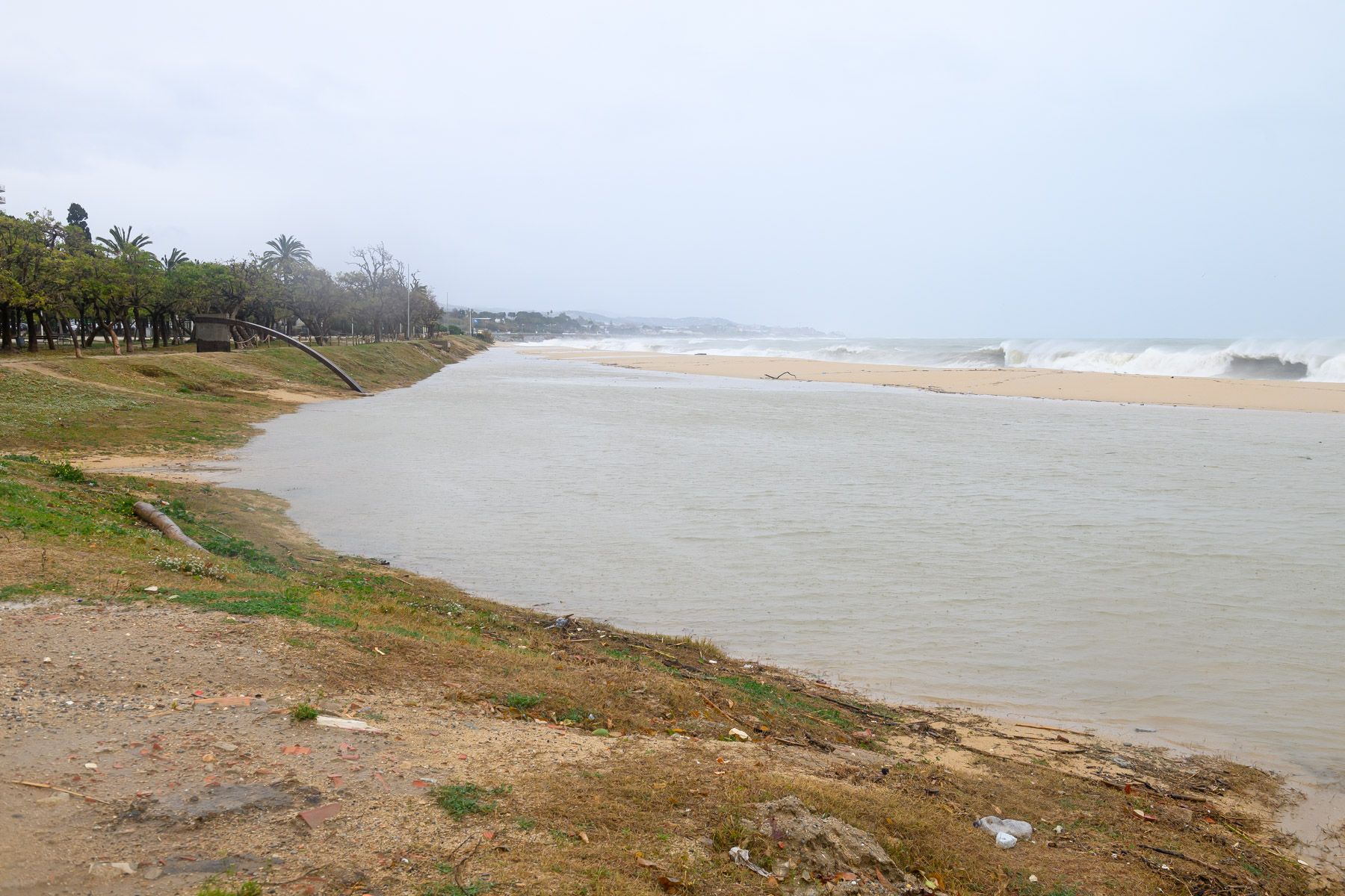 El mar es menja la sorra de les platges. Foto: R.Gallofré