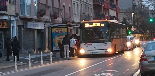 Els autobusos deixen gent a terra a la majoria de parades